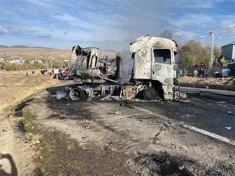 A­ğ­r­ı­­d­a­ ­k­a­m­y­o­n­ ­i­l­e­ ­y­o­l­c­u­ ­o­t­o­b­ü­s­ü­ ­ç­a­r­p­ı­ş­t­ı­:­ ­7­ ­k­i­ş­i­ ­h­a­y­a­t­ı­n­ı­ ­k­a­y­b­e­t­t­i­